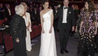 Kejt je zablistala u beloj haljini na dodeli nagrada u Londonu, a svi su primetili detalj koji je nosila u znak sećanja na princezu Dajanu (FOTO) (VIDEO)
