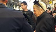 Jelena jedva izašla iz sale nakon komemoracije mami Divni Karleuši, Duško je čvrsto držao (FOTO) (VIDEO)