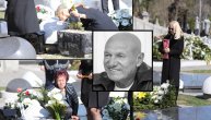 "Dušo moja, nema više mog osmeha..." Suze i jauci na grobu Šabana Šaulića, Goca i sestre ne mogu da se smire, ćerke naočarima kriju suze (FOTO)