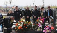 Zoran je prvi upalio sveću i gledao u Jelenin grob, na dan kada je svirepo ubijena: Jedan član porodice Marjanović nedostaje (VIDEO)