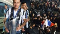 Prijović zapalio Solun: Navijači PAOK-a slavili uz zastavu Srbije, naš napadač deo istorijske bakljade! (VIDEO)