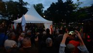 Sergej Trifunović ispred Predsedništva Srbije uz gitaru pevao Cecinu pesmu (VIDEO)
