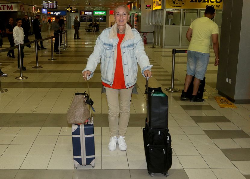Dolazak na aerodrom, Lepa Brena Dolazak na aerodrom, Lepa Brena