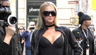 Paris Hilton je svojom seksi odevnom kombinacijom i dekolteom bukvalno zaustavila ceo Njujork i sve poglede skrenula na sebe (FOTO)