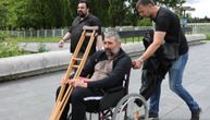 Miki Đuričić izašao iz bolnice! Iako je u kolicima i nosi štake, jednom rečenicom je sve nasmejao do suza (VIDEO) (FOTO)