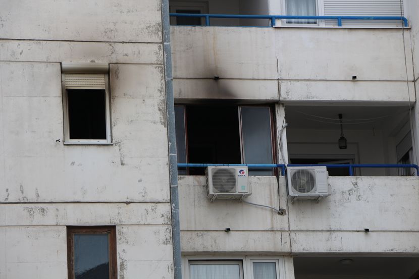 Požar u zgradi na Bežanijskoj kosi, majka i dete skočili s 4. sprata Požar u zgradi na Bežanijskoj kosi, majka i dete skočili s 4. sprata