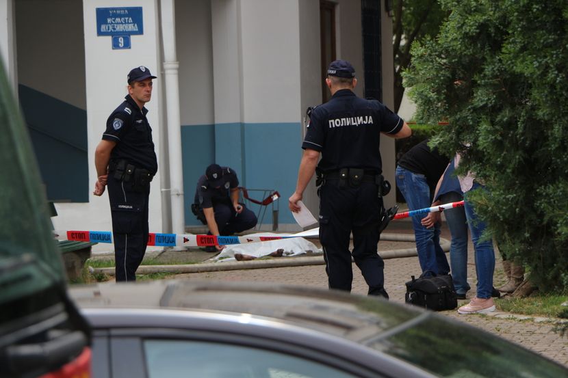 Požar u zgradi na Bežanijskoj kosi, majka i dete skočili s 4. sprata Požar u zgradi na Bežanijskoj kosi, majka i dete skočili s 4. sprata
