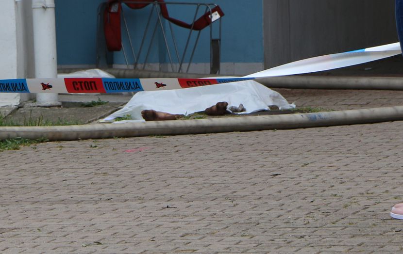 Požar u zgradi na Bežanijskoj kosi, majka i dete skočili s 4. sprata Požar u zgradi na Bežanijskoj kosi, majka i dete skočili s 4. sprata