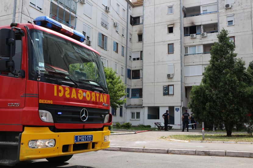 Požar u zgradi na Bežanijskoj kosi, majka i dete skočili s 4. sprata Požar u zgradi na Bežanijskoj kosi, majka i dete skočili s 4. sprata