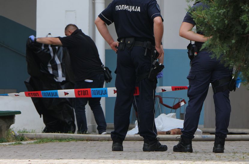 Požar u zgradi na Bežanijskoj kosi, majka i dete skočili s 4. sprata Požar u zgradi na Bežanijskoj kosi, majka i dete skočili s 4. sprata