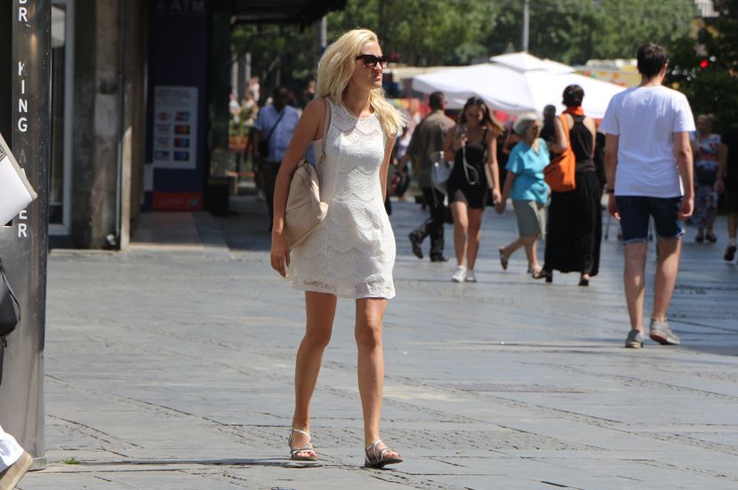 Beograd, Knez Mihailova, letnje vreme, moda, oblačenje, devojke šetaju ulicom Beograd, Knez Mihailova, letnje vreme, moda, oblačenje, devojke šetaju ulicom