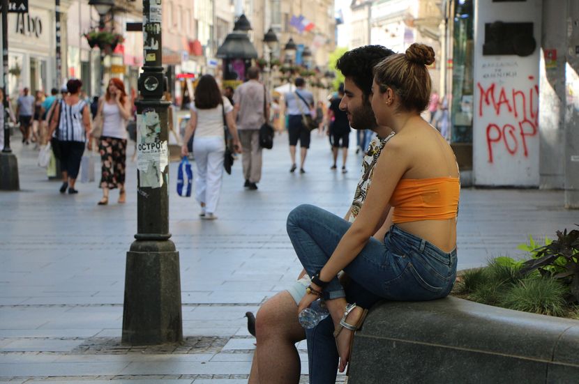 Beograd, Knez Mihailova, letnje vreme, moda, oblačenje, devojke šetaju ulicom Beograd, Knez Mihailova, letnje vreme, moda, oblačenje, devojke šetaju ulicom