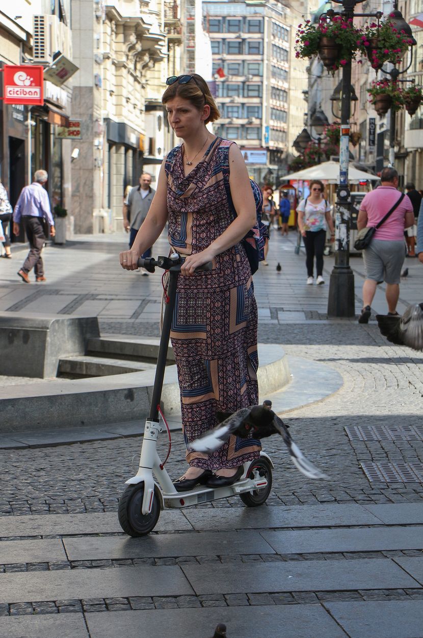 Beograd, Knez Mihailova, letnje vreme, moda, oblačenje, devojke šetaju ulicom Beograd, Knez Mihailova, letnje vreme, moda, oblačenje, devojke šetaju ulicom