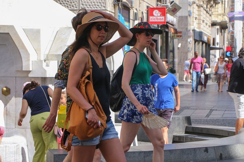 Beograd, Knez Mihailova, letnje vreme, moda, oblačenje, devojke šetaju ulicom Beograd, Knez Mihailova, letnje vreme, moda, oblačenje, devojke šetaju ulicom