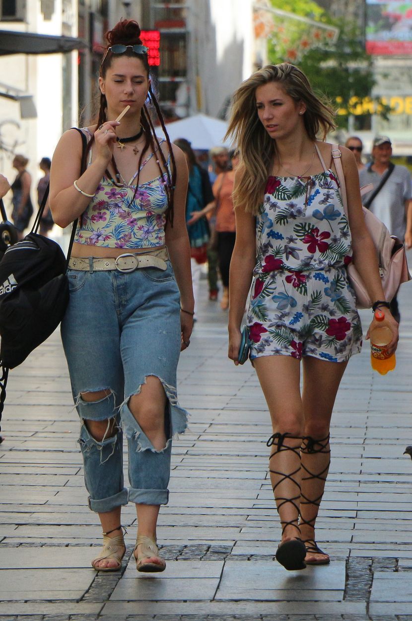 Beograd, Knez Mihailova, letnje vreme, moda, oblačenje, devojke šetaju ulicom Beograd, Knez Mihailova, letnje vreme, moda, oblačenje, devojke šetaju ulicom