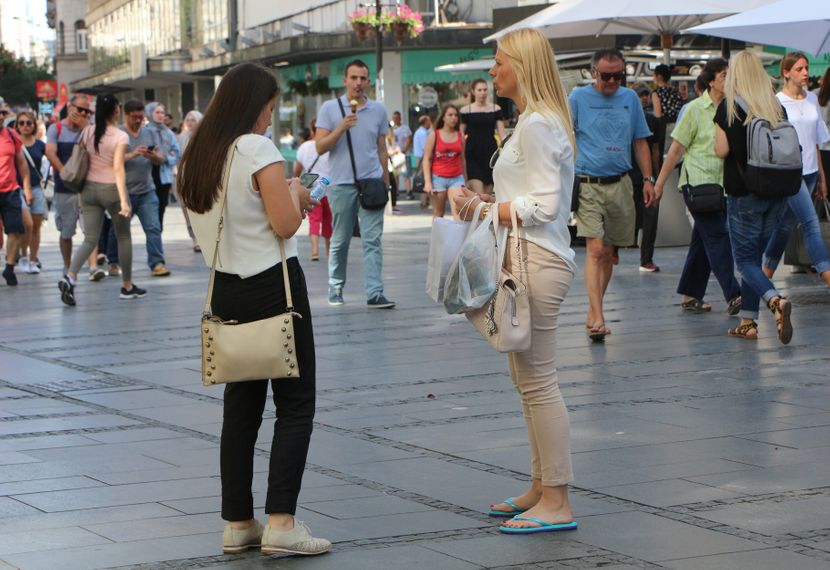 Beograd, Knez Mihailova, letnje vreme, moda, oblačenje, devojke šetaju ulicom Beograd, Knez Mihailova, letnje vreme, moda, oblačenje, devojke šetaju ulicom