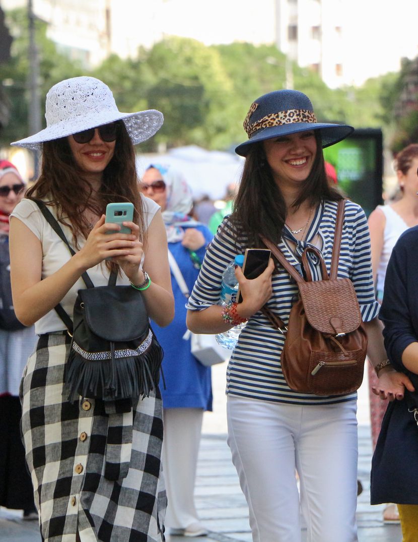 Beograd, Knez Mihailova, letnje vreme, moda, oblačenje, devojke šetaju ulicom Beograd, Knez Mihailova, letnje vreme, moda, oblačenje, devojke šetaju ulicom