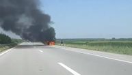 Gori automobil na auto-putu za Novi Sad, vozač bespomoćno stoji pored i gleda (FOTO)