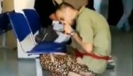 Snimljen muškarac u Domu zdravlja kako šmrče sa stolice, dok ostali pacijenti sede u šoku (VIDEO)