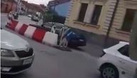 Bahati vozač parkirao auto nasred raskrsnice tokom špica i otišao u banku da nešto završi (VIDEO)