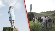 Pogledajte izbliza spomenik Melaniji Tramp, koji je postavljen nasred pašnjaka u Sloveniji (VIDEO)