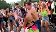 Tinejdžeri se brutalno tukli tokom festivala: Dečko devojku udario pesnicom, ona ga šutnula (VIDEO)