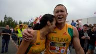 Litvanci pobedili na urnebesnom takmičenju u nošenju supruga, prešli stazu od 253 metra (VIDEO)
