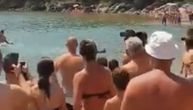 Kupači se prestravili misleći da je u moru ajkula, a onda je hrabri đetić Nikola ušao u vodu (VIDEO)
