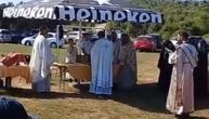 Crnogorska policija zabranila vernicima SPC da priđu hramu, liturgija počela na livadi (VIDEO)