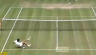 Tako igraju pravi šampioni: Đoković se bacio na travu za potvrdu brejka - ovo je potez dana (VIDEO)
