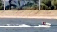 Vozači skutera ceo sat divljali na jezeru, pa se približili obali: Kupači bežali iz vode