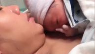 Beba odmah nakon rođenja pokazala srednji prst tati dok joj je pevao uspavanku (VIDEO)