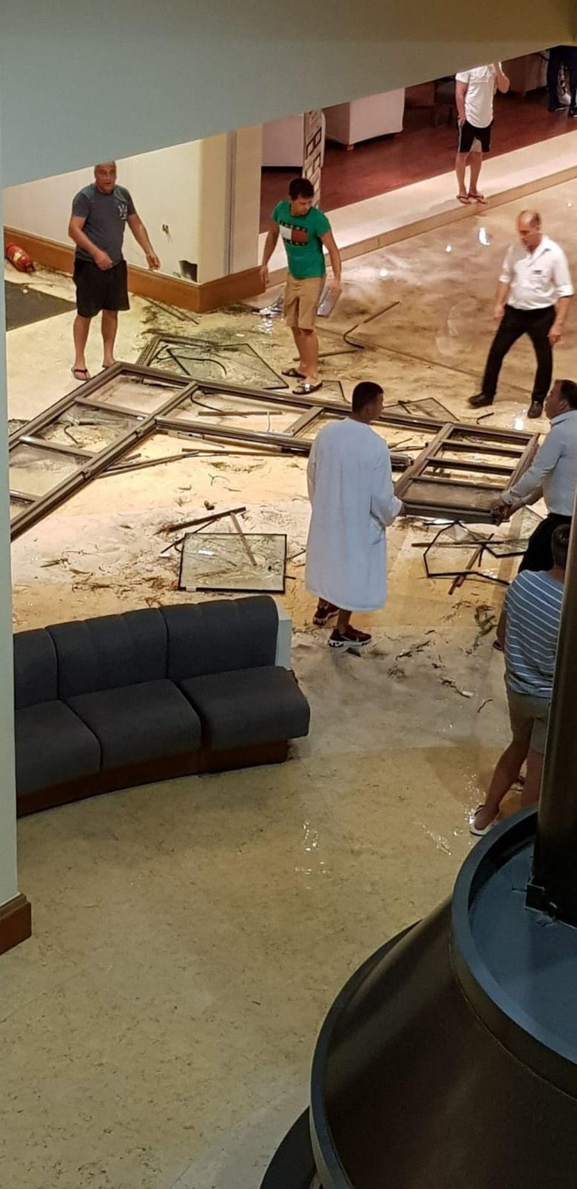 Srbi u srusenom hotelu posle oluje Srbi u srusenom hotelu posle oluje