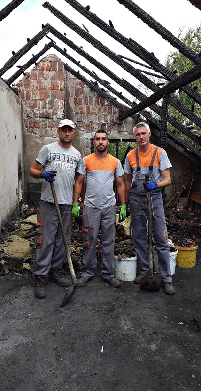 Jagodina požar, prijatelji i kolege porodice Popović kojoj je grom udario u kuću, Jagodina požar, prijatelji i kolege porodice Popović kojoj je grom udario u kuću,