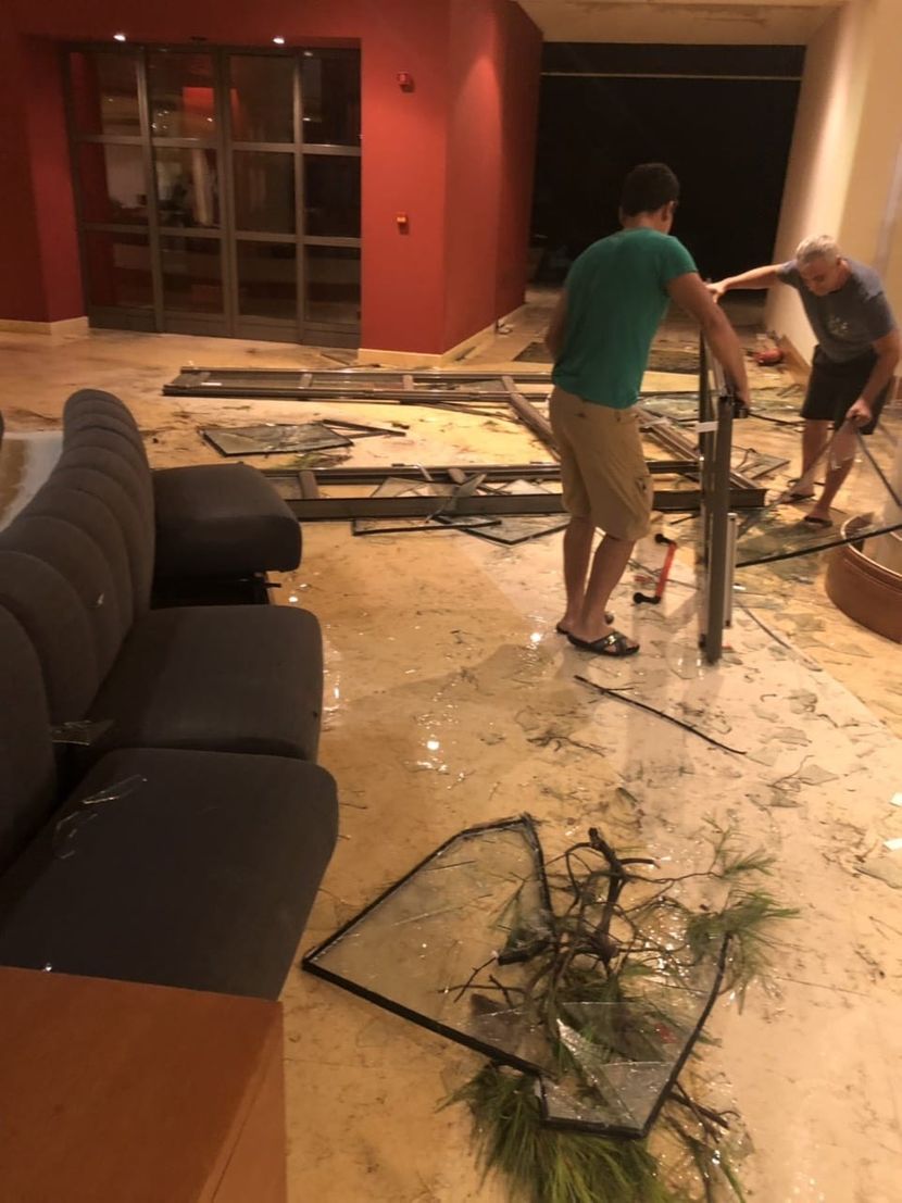 Srbi u srusenom hotelu posle oluje Srbi u srusenom hotelu posle oluje