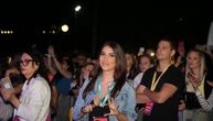 VIDEO UBOD: Pogledajte kako ćerka Željka Joksimovića đuskala na nastupu svog oca na festivalu "Ulaz"