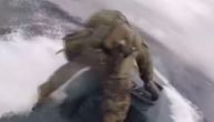 Obalska straža skače na podmornicu u pokretu punu kokaina u neverovatnom snimku (VIDEO)