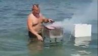 Ostvario srpski san: Raspalio roštilj nasred vode, pored pluta frižider iz kojeg vadi meso (VIDEO)