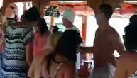 Turci su srpskim turistima priredili trbušni ples, a onda se začulo kolce i krenuo je haos (VIDEO)