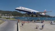Avion sleće tik iznad glava turista: Najopasnija pista nalazi se na grčkom ostrvu (VIDEO)
