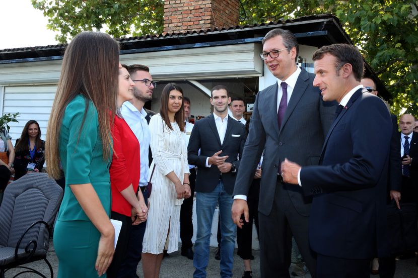 Makron i Vučić sa studentima Kancelarije za mlade Makron i Vučić sa studentima Kancelarije za mlade
