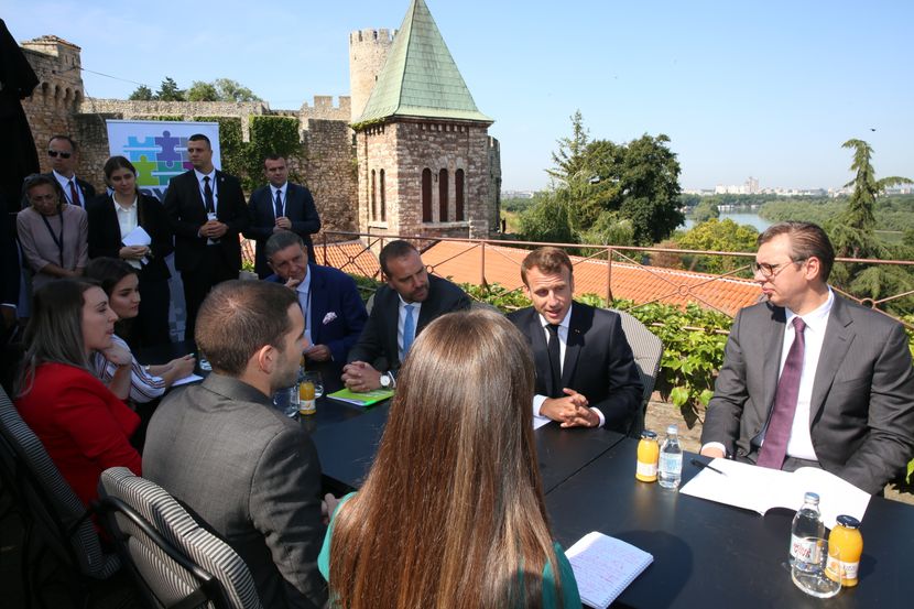 Makron i Vučić sa studentima Kancelarije za mlade Makron i Vučić sa studentima Kancelarije za mlade