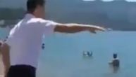 "Alooo, izlazi iz vode! Miči ove stvari": Bahati konobar u Crnoj Gori terao goste sa plaže (VIDEO)
