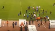 Haos u Splitu, Torcida utrčala na teren da bije igrače posle sramotne eliminacije iz Evrope (VIDEO)
