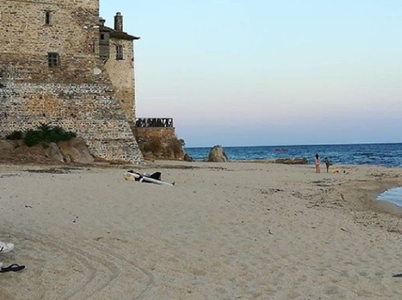 monah s krstom na plaži monah s krstom na plaži