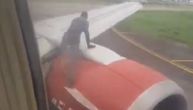 Muškarac se popeo na avion pre poletanja, šokirani putnici sve snimili (VIDEO)