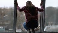 Horor u Njujorku: Žena izbacila decu kroz prozor, skočila za njima pa glavom bebe udarala o tlo