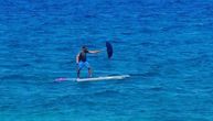 "Mi nismo normalni": Fotografija Dalmatinca na dasci za surfovanje postala hit na internetu (FOTO)