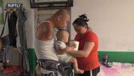 Srce će vam pući od nežnosti: Otac bez ruku 24 sata dnevno savršeno brine o sinčiću (VIDEO)