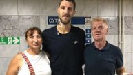 Kuzmić podelio sliku sa roditeljima: Osmesi porodice sve govore, najgore je prošlo! (FOTO)